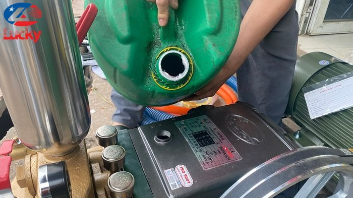 cach-thay-dau-may-rua-xe-day-dai-3