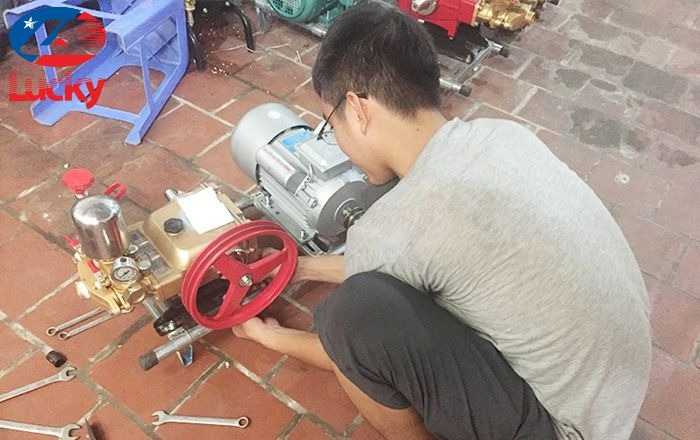 cach-thay-dau-may-rua-xe-day-dai-2