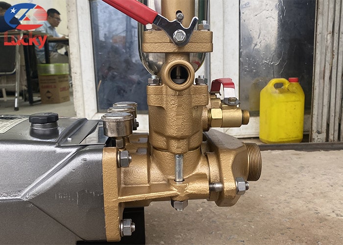 dau-bom-may-rua-xe-dai-loan-ls557-1