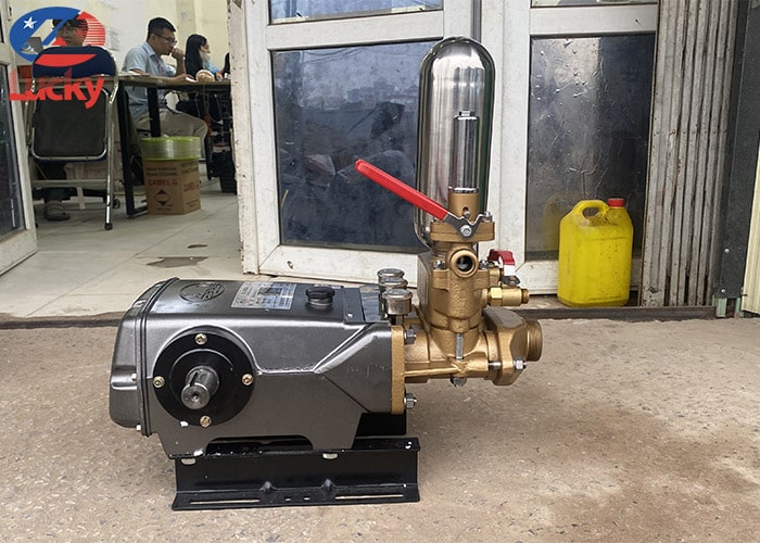 dau-bom-may-rua-xe-dai-loan-ls557