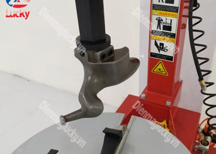 Máy Ra Vào Lốp Xe Tải Rotaly Ry 811 (2) Min Máy Ra Vào Lốp Xe Tải Rotaly Ry 811 (2) Min