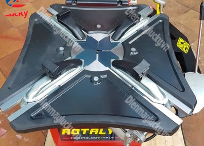Máy Ra Vào Lốp Xe Tải Rotaly Ry 824 (1) Min Máy Ra Vào Lốp Xe Tải Rotaly Ry 824 (1) Min