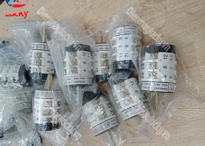Công Tắc đảo Chiều Máy Ra Vào Lốp 20a (2) Min Công Tắc đảo Chiều Máy Ra Vào Lốp 20a (2) Min