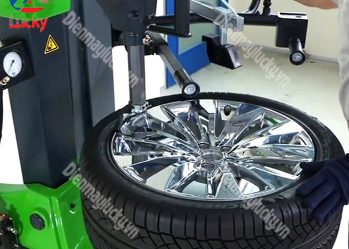 Máy Ra Vào Lốp Bosch 2