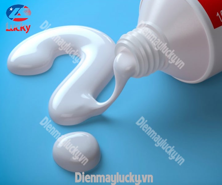 xoa-vet-xuoc-xe-may-bang-kem-danh-rang-3