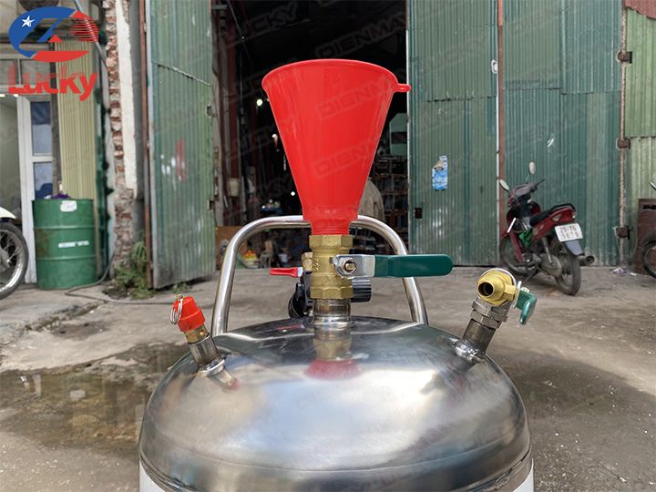 binh-phun-bot-tuyet-80-l (15)-1702460995