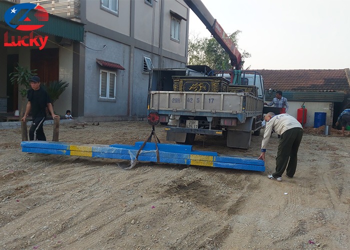 Cầu nâng 1 trụ chữ H âm nền