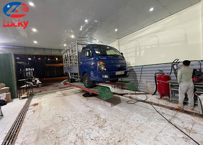 Cầu nâng 1 trụ dương nền chữ H