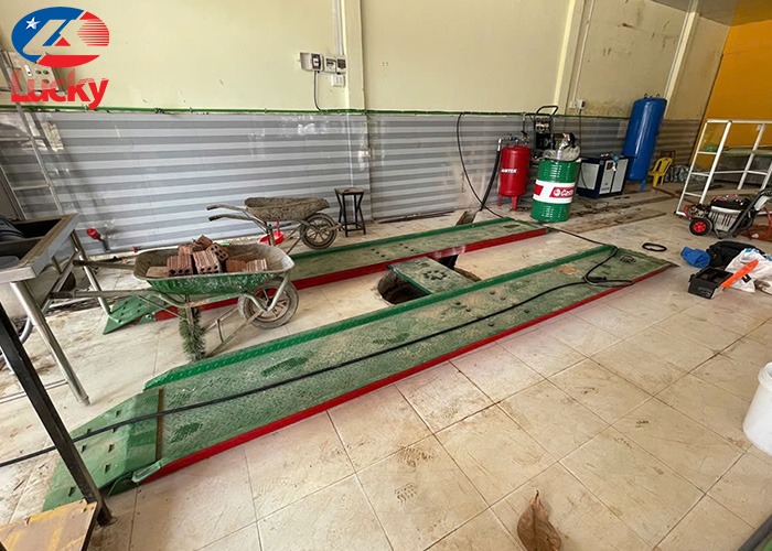 Cầu nâng 1 trụ dương nền chữ H