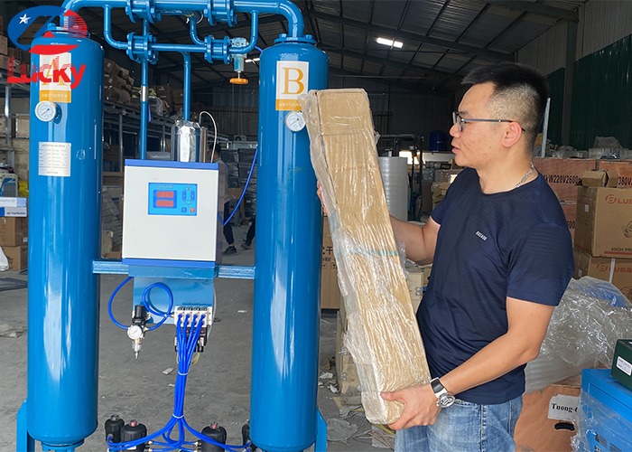 Máy sấy khí hấp thụ 6.8m3/phút Lucky