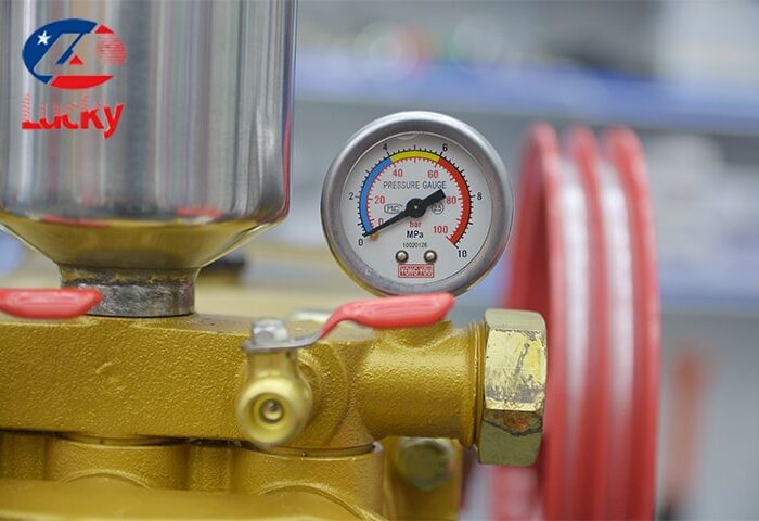 dong-ho-may-rua-xe-2 Đồng hồ áp suất máy rửa xe bắt gặp ở hầu hết các loại máy rửa xe dây đai.