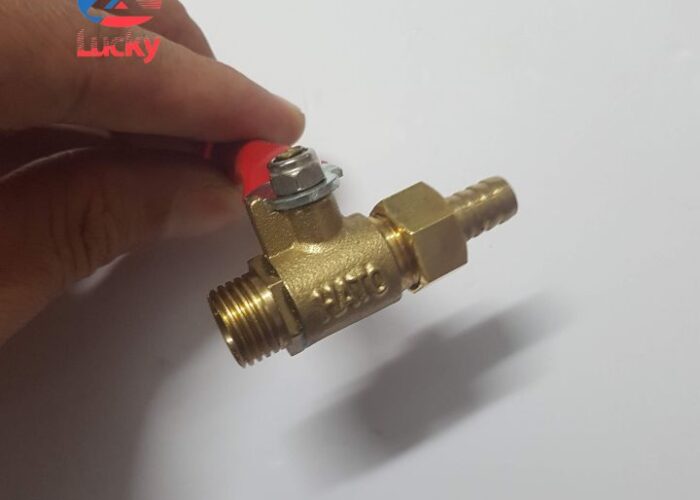 khoa-nuoc-may-rua-xe-2 Sản phẩm được làm bằng đồng, gồm 2 bộ phận chính: tay khóa và van khóa.