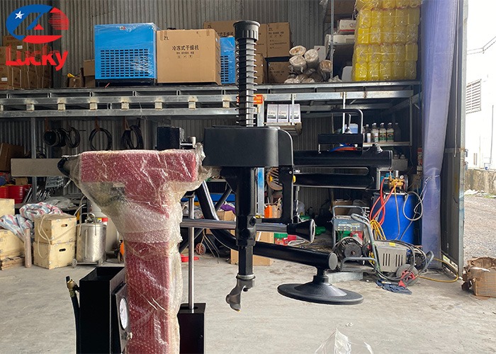 Máy làm lốp ô tô LK1000 có tay hỗ trợ