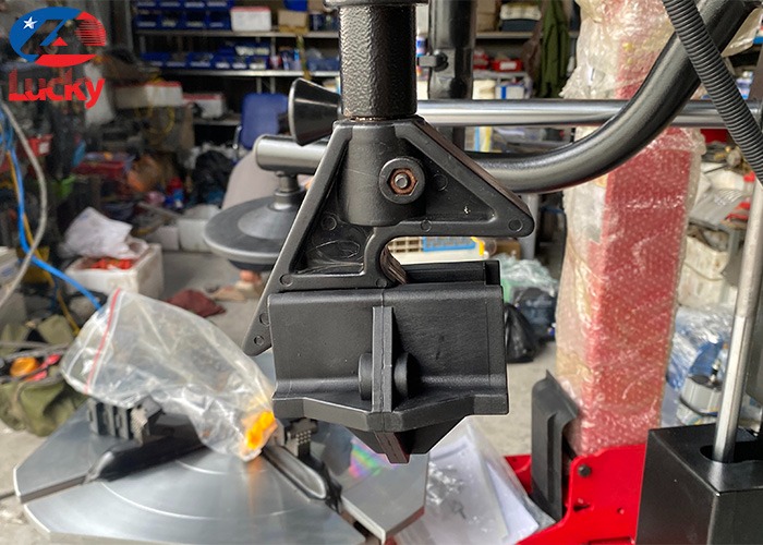 Máy làm lốp ô tô LK1000 có tay hỗ trợ