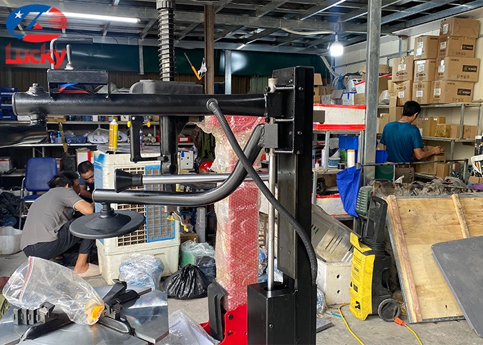 Máy làm lốp ô tô LK1000 có tay hỗ trợ