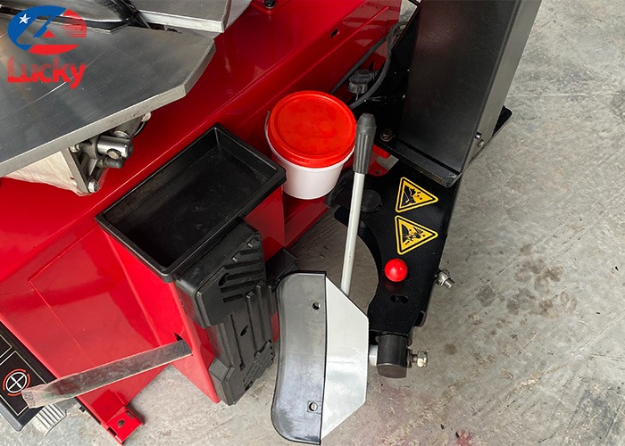 Máy làm lốp ô tô LK1000 có tay hỗ trợ