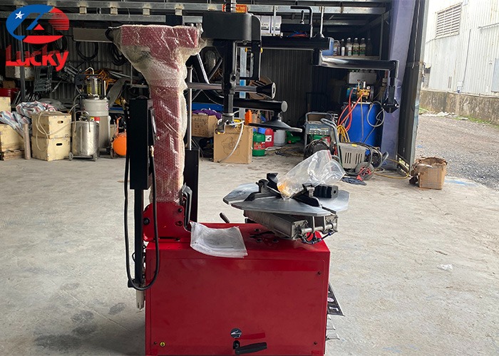 Máy làm lốp ô tô LK1000 có tay hỗ trợ