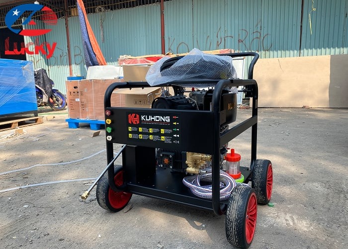máy rửa xe chạy dầu 10hp Lucky