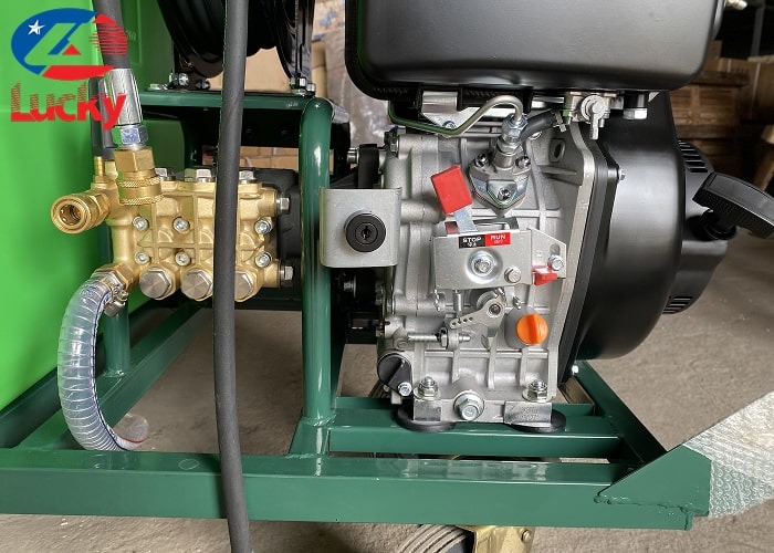 Máy rửa xe chạy xăng 13hp có bình chứa nước Lucky