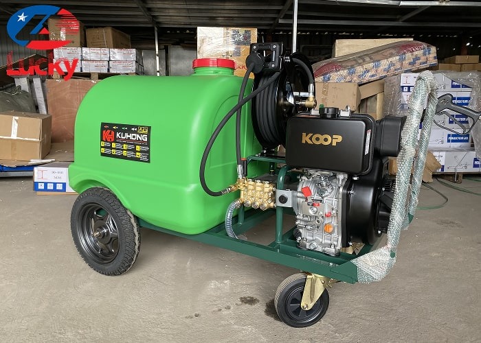 Máy rửa xe chạy xăng 13hp có bình chứa nước Lucky