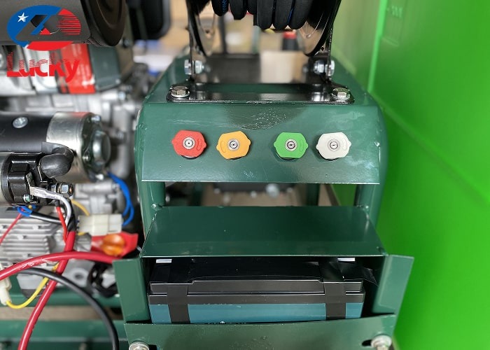 Máy rửa xe chạy xăng 13hp có bình chứa nước Lucky