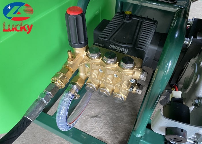 may-rua-xe-chay-xang-13hp-co-binh-chua-nuoc-3