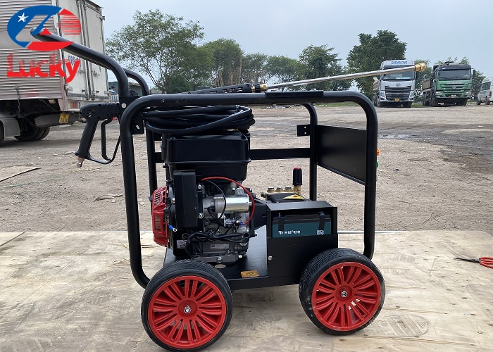 may-rua-xe-chay-xang-15hp-lucky-1