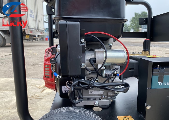 may-rua-xe-chay-xang-15hp-lucky-3