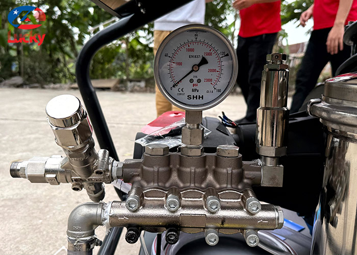 may-rua-xe-sieu-cao-ap-27kw-700bar-lk10050psi-8