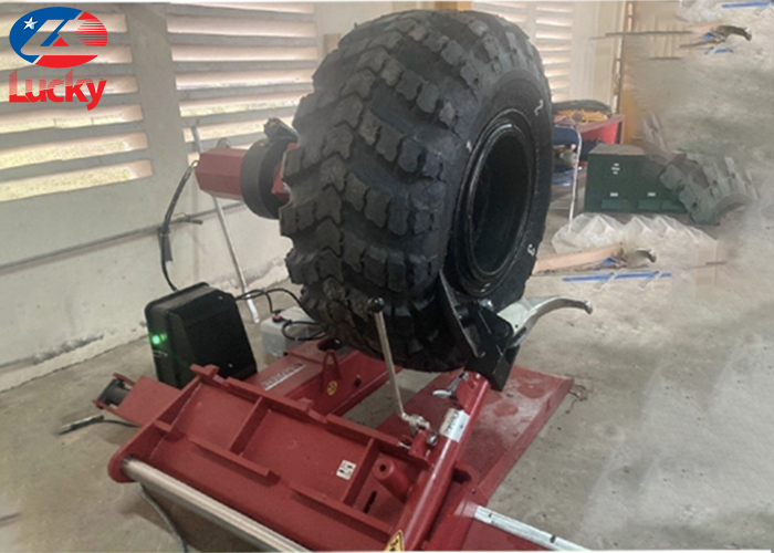 May-ra-vao-lop-xe-tai-hang-nang-LN230 (2)