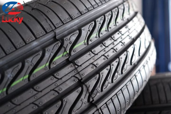 tai-sao-tren-mat-lop-xe-lai-co-cac-khia-ranh-3