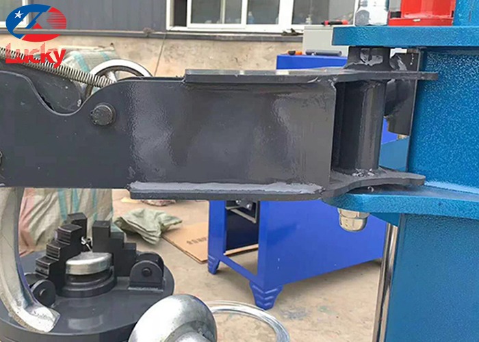 Máy ra vào lốp xe tải kiểu đứng Lucky