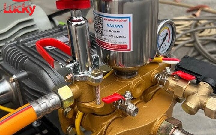 máy rửa xe dây đai Nakawa