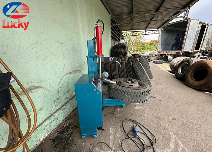 Máy ra vào lốp xe tải