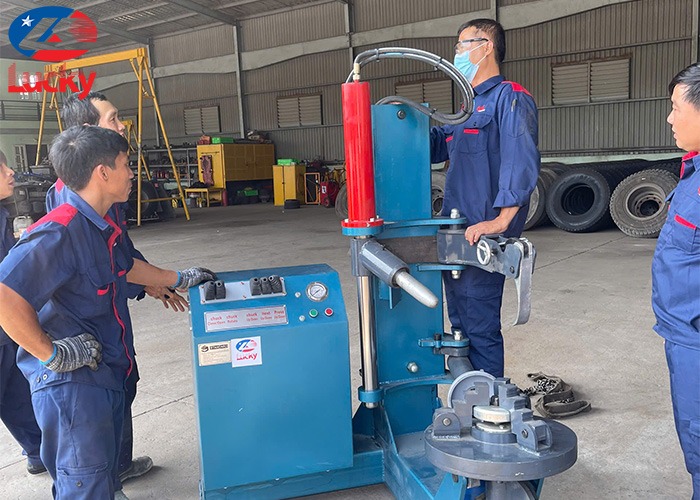 Máy ra vào lốp xe tải