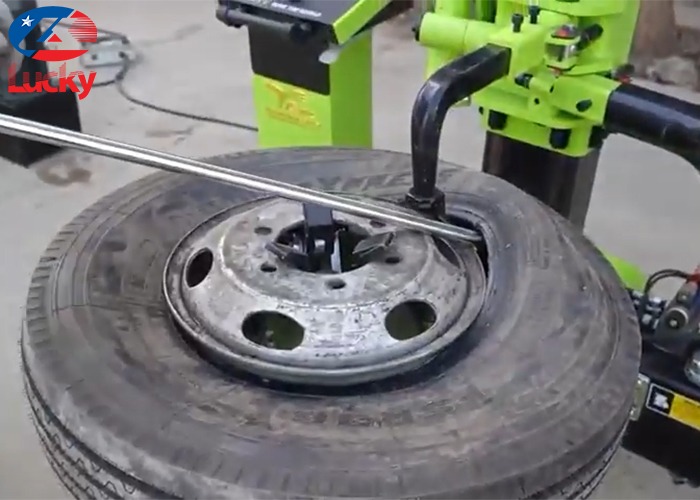 Máy ra vào lốp hạng nặng