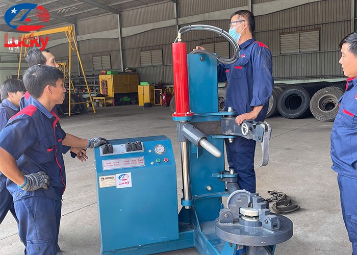 Máy ra vào lốp xe tải