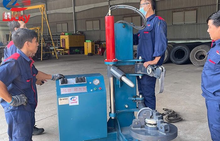 Máy ra vào lốp xe tải