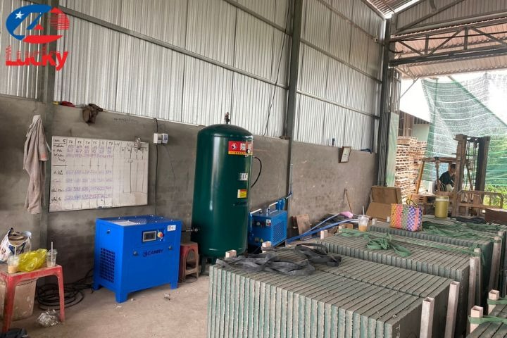 lap-dat-he-thong-khi-nen-10hp-cho-xuong-san-xuat-gach-tai-long-ho-vinh-long