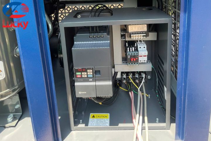 -lap-dat-may-nen-khi-truc-vit-tich-hop-20a-cho-bai-xe-nam-dat-7