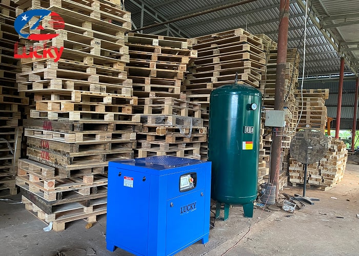 lap-dat-may-nen-truc-vit-20hp-va-binh-tich-khi-1000l-cho-xuong-san-xuat-pallet-go-2