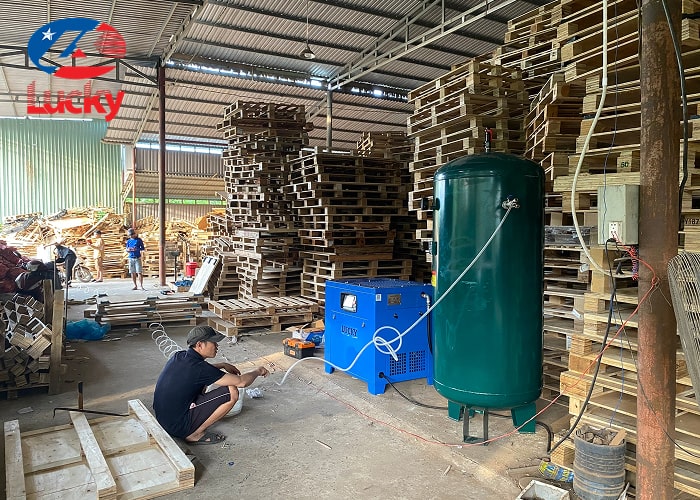 lap-dat-may-nen-truc-vit-20hp-va-binh-tich-khi-1000l-cho-xuong-san-xuat-pallet-go-4