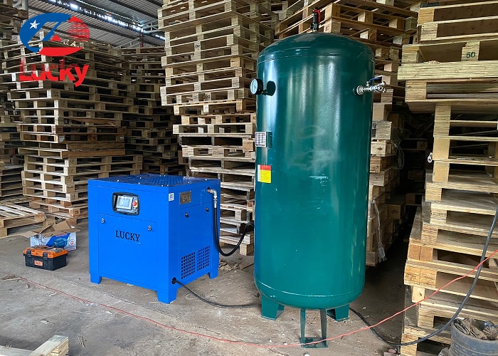 lap-dat-may-nen-truc-vit-20hp-va-binh-tich-khi-1000l-cho-xuong-san-xuat-pallet-go-1