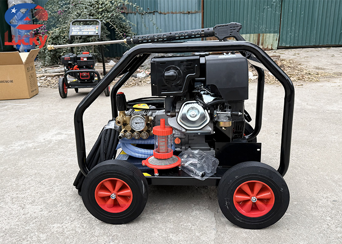 may-rua-xe-cao-ap-chay-xang-lucky-3600psi-3