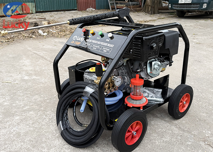 may-rua-xe-cao-ap-chay-xang-lucky-3600psi-4