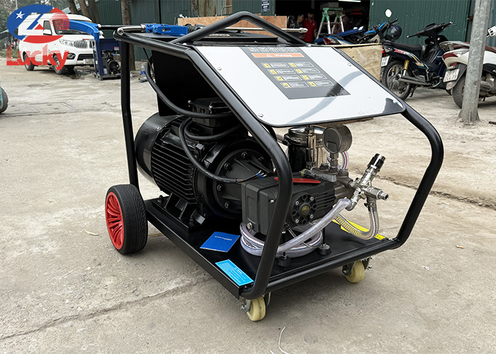 may-rua-xe-cao-ap-lucky-11600psi-15