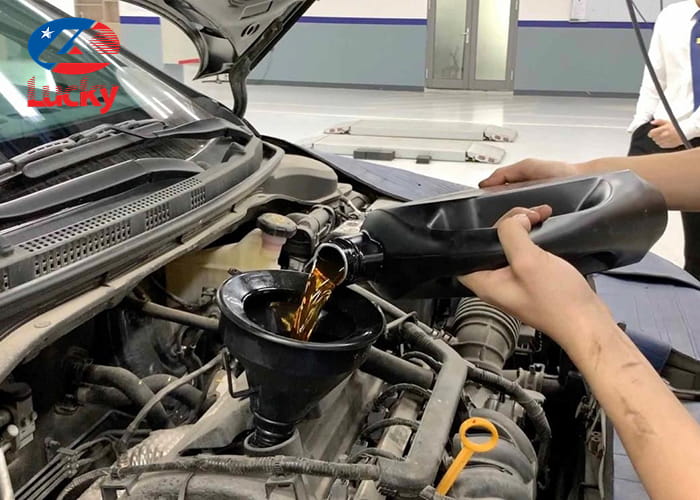 thay-dau-hop-so-o-to-1